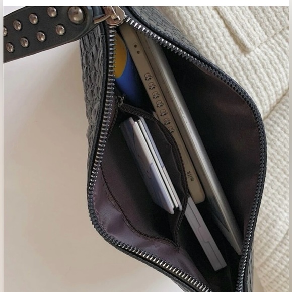 NWOT LARGE SILVER CLUTCH - Picture 4 of 6